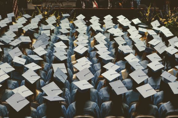 Etudiants portant des chapeaux de remise de diplôme - Crédits photo : Joshua Hoehne