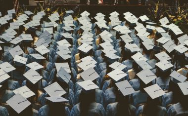 Etudiants portant des chapeaux de remise de diplôme - Crédits photo : Joshua Hoehne